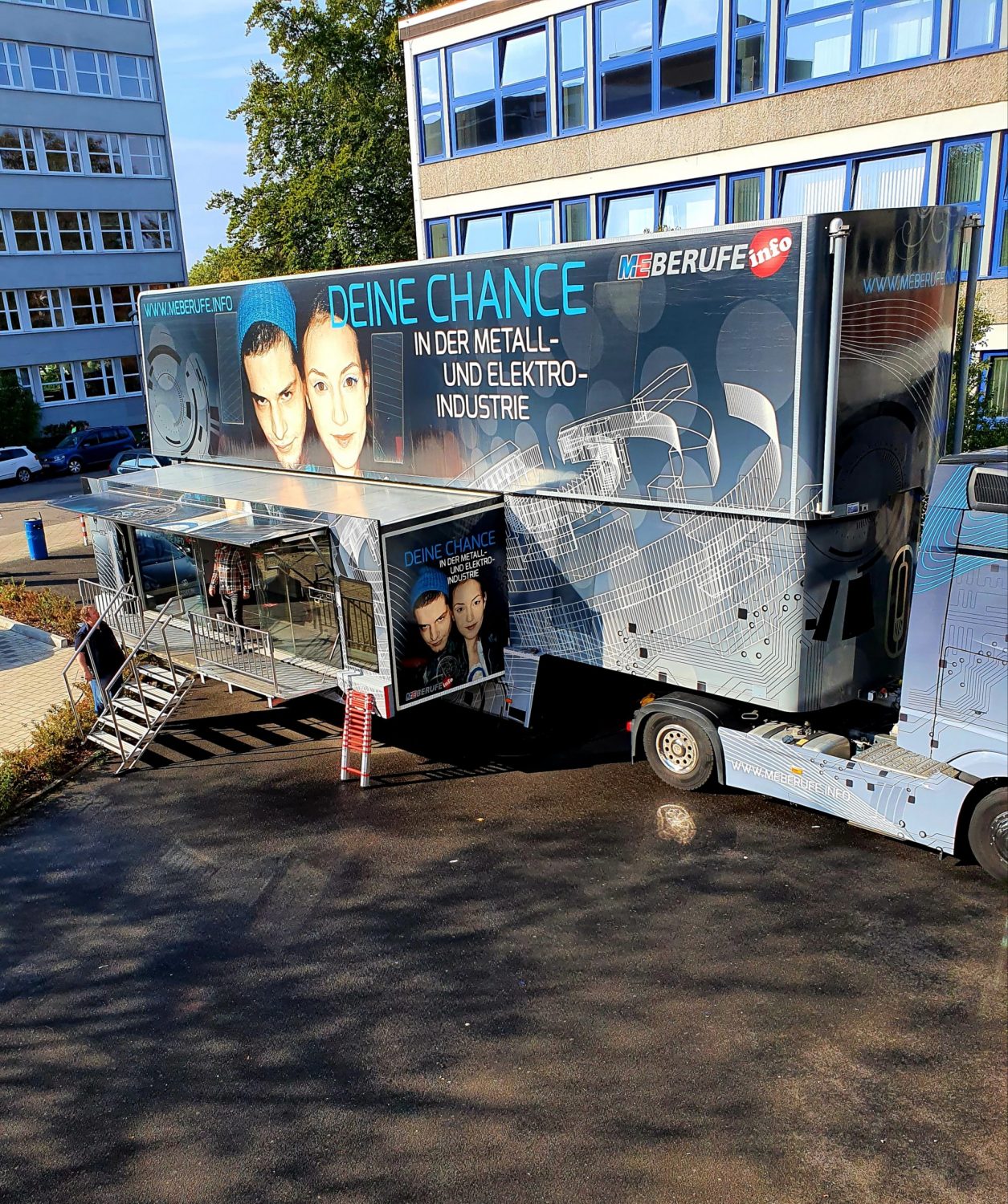 me-truck-am-hhbk-heinrich-hertz-berufskolleg